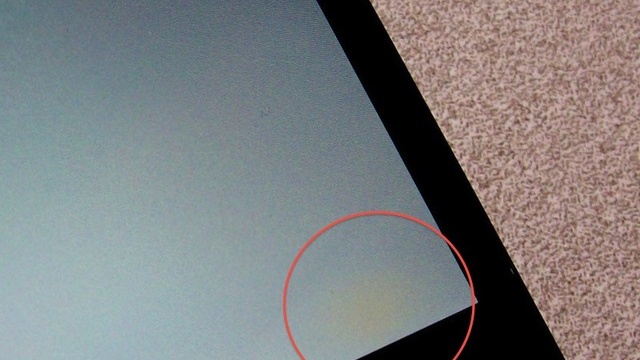 Желтит экран iphone. Пятно на экране айфона. Желтые пятна на экране айфона. Желтые полосы на экране. Появилось желтое пятно на экране iphone 11.